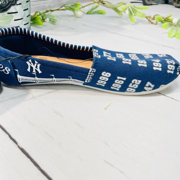 NWT New York Yankees Canvas Slip on Shoes - Size S (5/6) - Picture 9 of 12